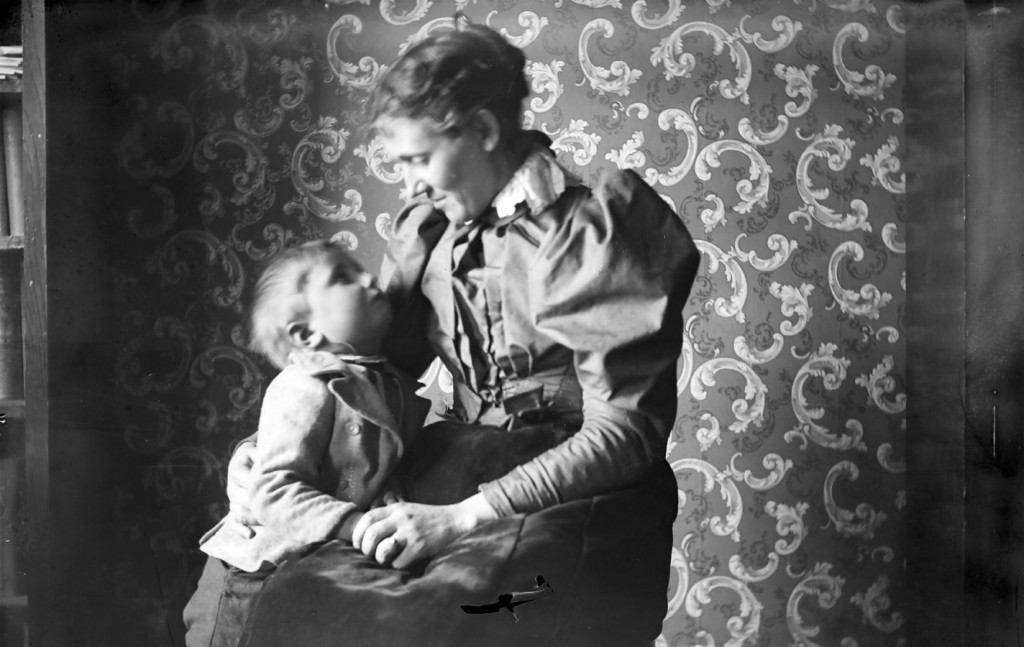 Emma Knight and her son Everett, about 1900